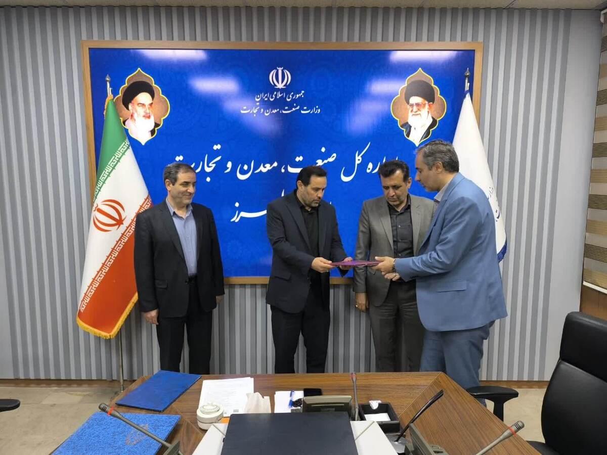 مدیرکل صنعت، معدن و تجارت استان البرز با اهدای لوح تقدیر به روسای اتاق‌های اصناف شهرستانی از عملکرد شایسته آن‌ها در 