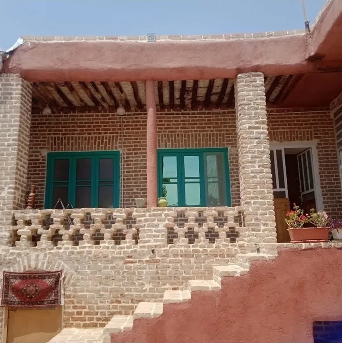 رئیس اداره میراث فرهنگی، گردشگری و صنایع‌دستی شهرستان ساوجبلاغ از ساخت دو اقامتگاه بوم‌گردی در روستای خور خبر داد و گفت: این اقامتگاه‌ها در توسعه پایدار، اشتغال‌زایی و حفظ فرهنگ بومی نقش موثری دارند.