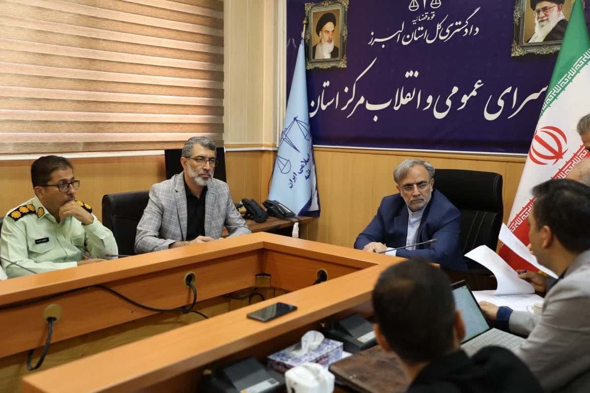 دادستان عمومی و انقلاب مرکز استان البرز با تاکید بر افزایش نظارت بر اماکن و کافه‌های شهر نظارت، تصریح کرد: باید تدابیری اتخاذ شود تا از ارائه مواد خوراکی و دارویی غیرمجاز جلوگیری شود.