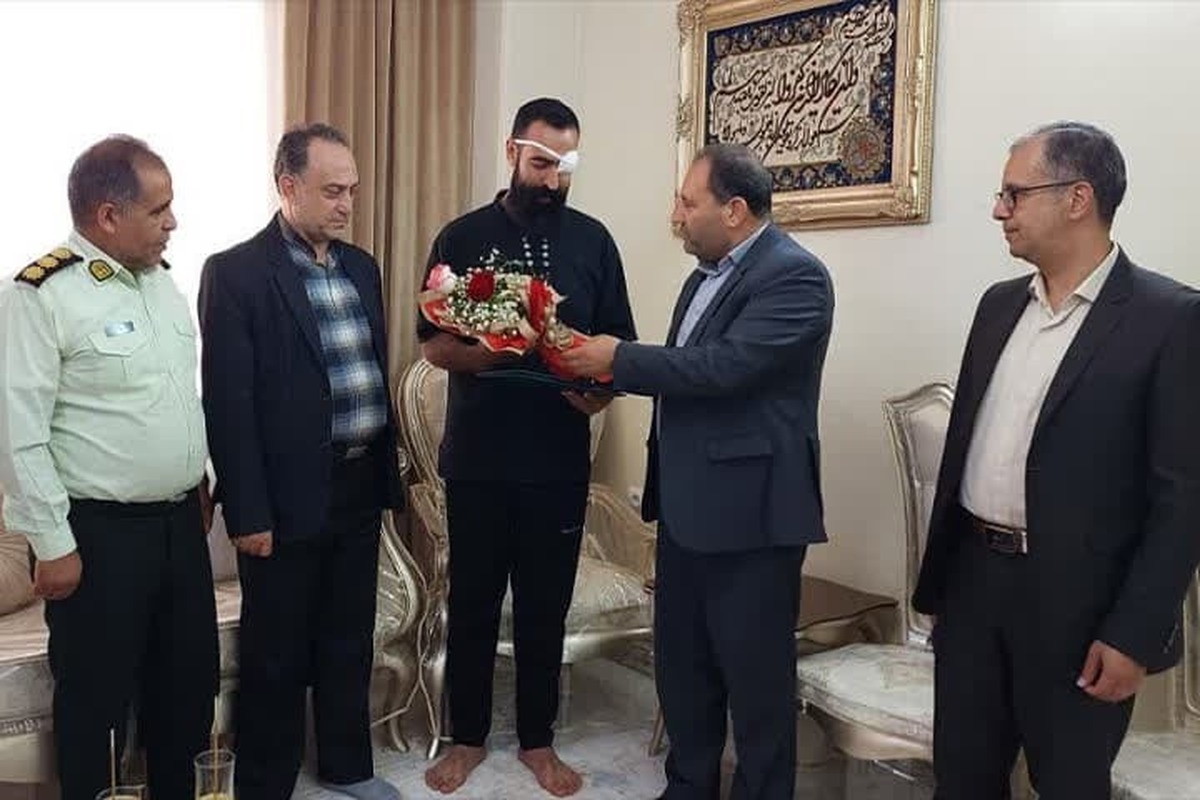به مناسبت فرارسیدن روز جنگلبان، مدیرکل منابع طبیعی و آبخیزداری استان البرز به همراه معاونین و فرمانده یگان حفاظت منابع طبیعی استان، روز گذشته با حضور در منزل محمد بهاری، فرمانده مجروح یگان حفاظت منابع طبیعی شهرستان اشتهارد که در جریان درگیری مسلحانه با قاچاقچیان چوب از ناحیه چشم چپ آسیب دیده بود، ضمن عیادت از وی، از ایثار و شجاعت این فرمانده سختکوش قدردانی کردند.