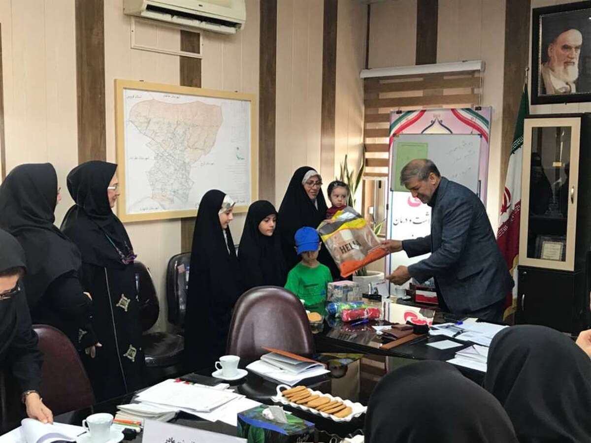 در هفته جهانی شیر مادر، مدیر شبکه بهداشت ساوجبلاغ، از مادر دارای چهار فرزند که تغذیه انحصاری با شیر مادر داشته است، تقدیر کرد.