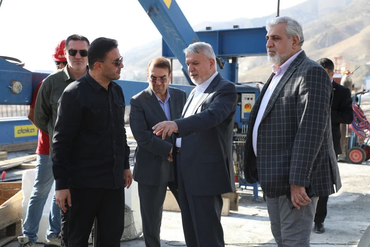 در ادامه بازدید‌های میدانی هفتگی، استاندار البرز همراه با وزیر میراث‌فرهنگی، گردشگری و صنایع‌دستی از روند اجرای پروژه آزادراه شمالی کرج و پل‌های B۱ و B۰ بازدید کردند.