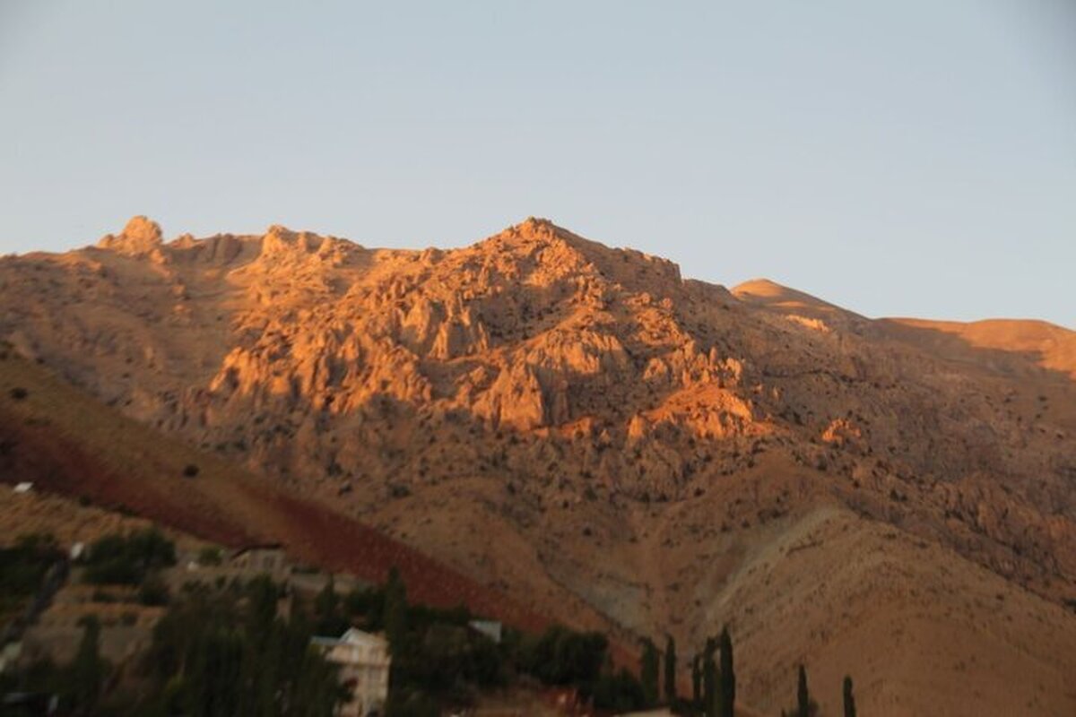 عضو شورای روستای درده در گفت‌و‌گو با خبرنگار روزنامه جام جم بیان کرد: این روستا با جمعیت ثابت ۱۵۰ نفری و جمعیت شناور ۳۰۰ نفر در ۵۰ کیلومتری محور کرج به کندوان و در همسایگی روستای دوخانواری و همه جا قرار دارد.
