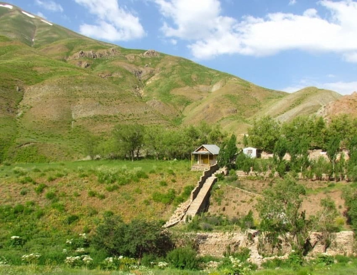 رئیس شورای روستای آزادبر در گفت‌و‌گو با خبرنگار روزنامه جام جم البرز بیان کرد: این روستا از قدیمی‌ترین روستا‌های البرز مرکزی با قدمتی بالای دو هزار سال بوده و در کیلومتر۶۴جاده کرج به کندوان و در همسایگی روستای کهنه ده قرار دارد.