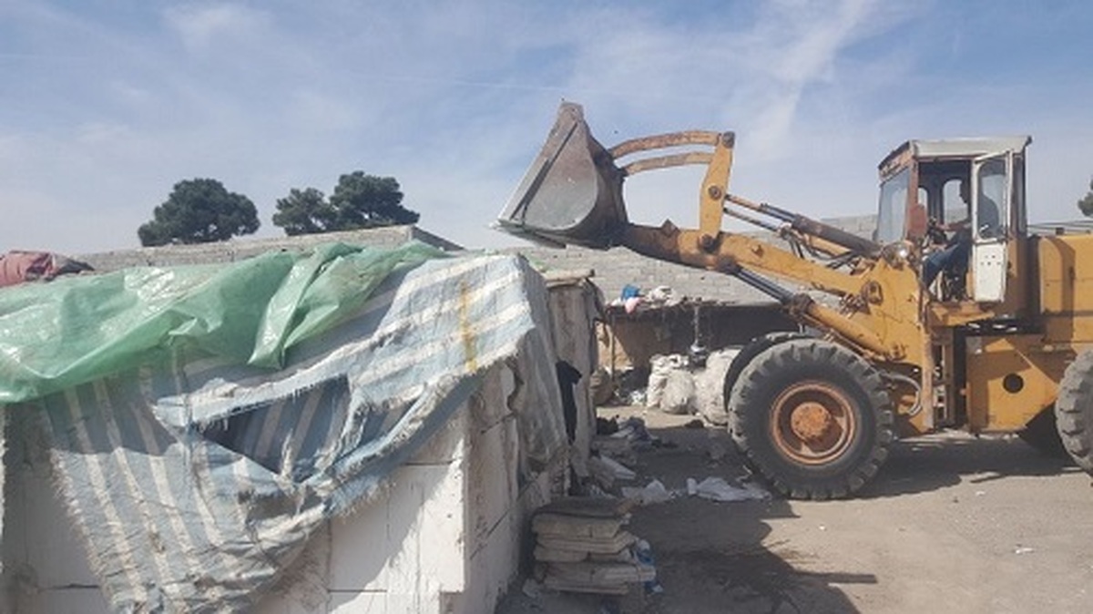 در راستای اجرای احکام قضایی و ساماندهی فعالیت‌های غیر مجاز در حوزه پسماند، ۵ مرکز جمع آوری ضایعات در منطقه ۱۰ کرج با همکاری عوامل انتظامی و خدمات شهری پلمپ شد.