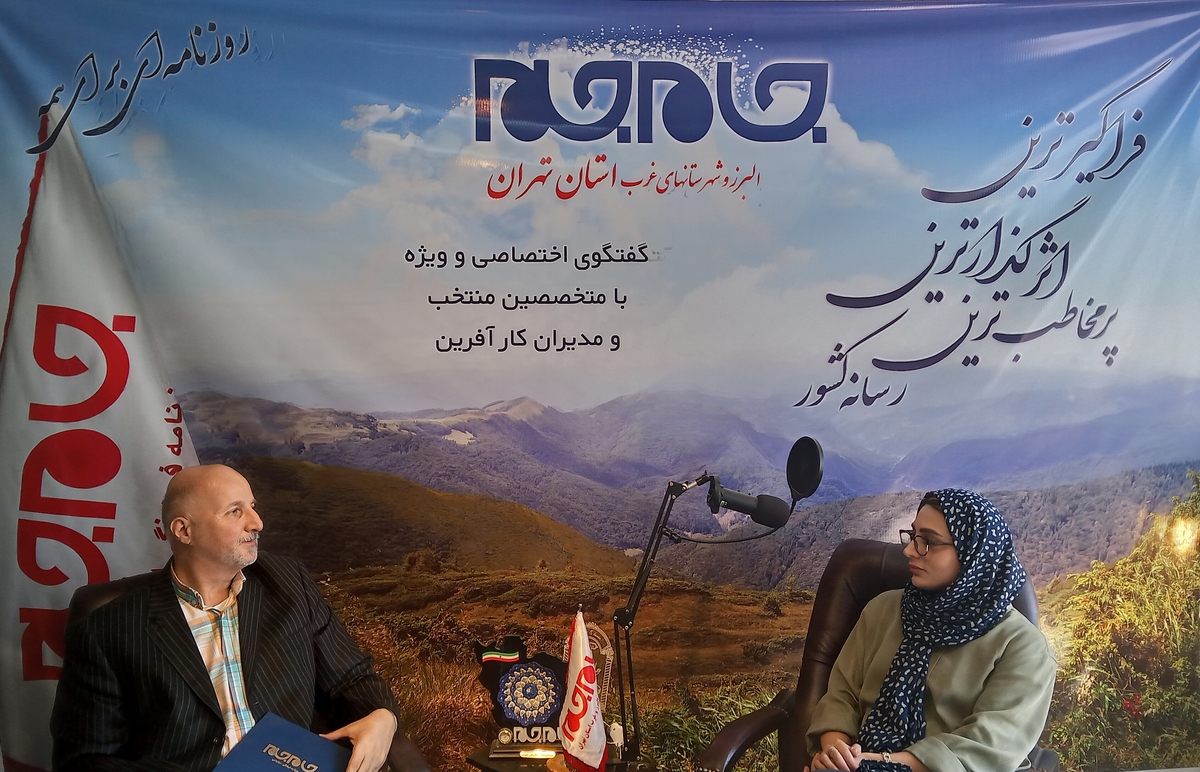 امروز مفتخریم که در حضور یکی از پزشکان برجسته، سرکار خانم دکتر سیده زهرا پسته‌ای، از دندانپزشکان نام آشنای شهرستان شهریار، ساعاتی را به گفت‌وگو بنشینیم. ایشان نه تنها در ارائه خدمات درمانی، بلکه در ایجاد تجربه‌ای مثبت و آرامش‌بخش برای بیماران، به‌ویژه کودکان، شهره هستند. در این مصاحبه، نگاهی خواهیم داشت به مسیر حرفه‌ای ایشان، فلسفه کاری‌شان و نکاتی که موجب شده تا نامشان با مهربانی و تخصص گره بخورد.
