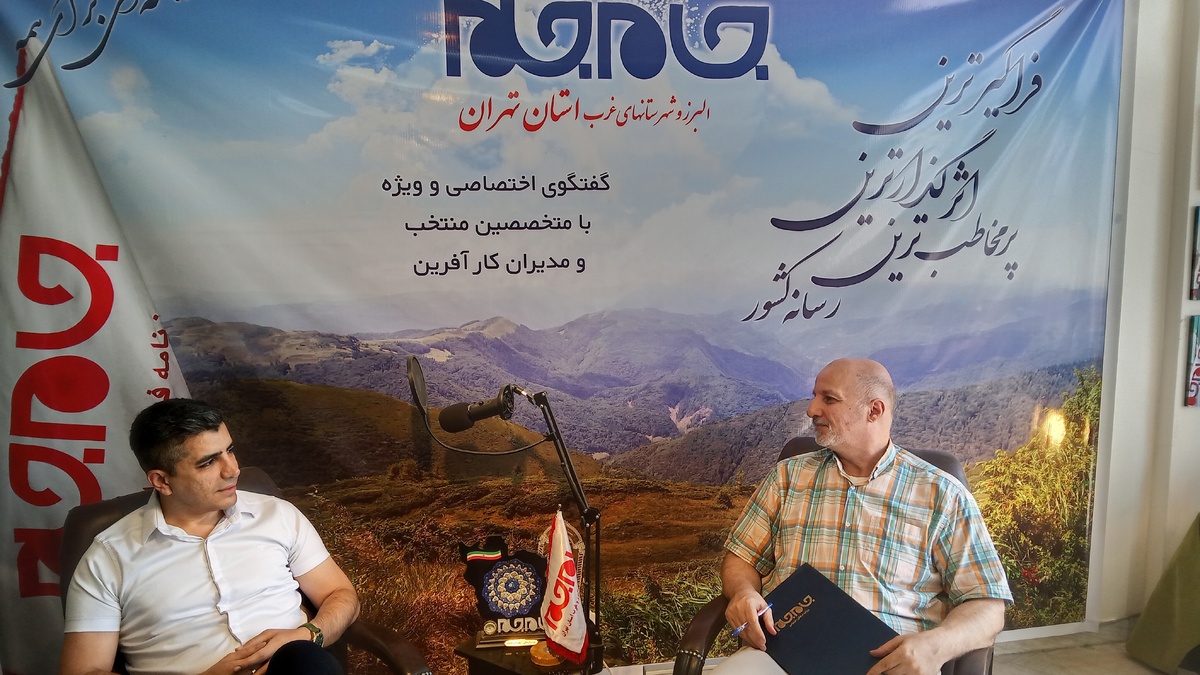 تصور کنید زندگی بدون درد دندان تا چه اندازه شیرین‌ و آسوده‌تر بود! اما واقعیت این است که در مسیر پر پیچ و خم سلامت دهان و دندان، گاهی به نقطه‌ای می‌رسیم که تنها مداخله‌ای تخصصی و عمیق می‌تواند راه‌گشا باشد. در همین ارتباط مفتخریم پای صحبت یکی از معماران لبخند، دکتر هادی لباف قاسمی، دندان‌پزشک برجسته و متخصص درمان ریشه، بنشینیم. ایشان با تلفیقی از دانش، مهارت، اعتمادسازی و هنری ظریف، نه‌تنها به مقابله با درد و عفونت می‌پردازند، بلکه آرامش و سلامت را به جان بیماران بازمی‌گردانند.
این گفت‌وگو صرفاً درباره درمان ریشه نیست؛ بلکه نگاهی انسانی و اخلاق‌مدار به حرفه‌ای است که با هر مراجعه‌ی بیمار، فرصتی برای رهایی از درد و خلق اعتماد و آرامش می‌ آفریند.