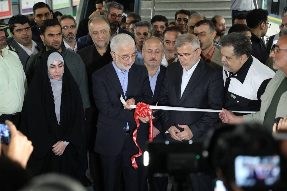 وزیر کشور در آیین افتتاح خط ۲ قطار شهری کرج و ایستگاه شهید سلطانی با بیان اینکه حمل‌ونقل ریلی باید در اولویت مدیریت شهری قرار گیرد، گفت: امروز شاهد بهره‌برداری از بخشی از خط ۲ متروی کرج هستیم؛ طرحی که با همت دولت، مدیریت شهری، شورای اسلامی کرج و همراهی متخصصان، کارگران و مهندسان به ثمر رسید.