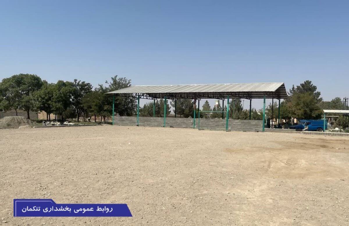 زارعی نژاد بخشدار تنکمان به همراه رئیس شورای اسلامی بخش تنکمان از روند احداث زمین چمن مصنوعی روستای دولت آباد بازدید کردند.