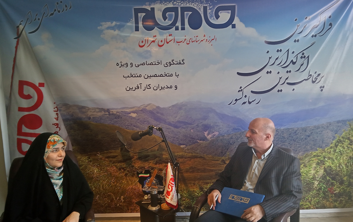 در علم پزشکی امروز، آنچه یک درمان را متمایز می‌سازد، صرفاً مهارت فنی نیست؛ بلکه نوع نگاه پزشک به انسان، به اضطراب‌ها، نیازها و تجربه‌های بیماران است. دکتر زهره غلامی، با رویکردی مبتنی بر احترام، آرامش و تخصص، توانسته‌اند مطب خود را به فضایی تبدیل کنند که در آن، درمان دندان نه با ترس، بلکه با اعتماد و آسودگی همراه است. در مصاحبه با این پزشک متبحر و نیک اخلاق درباره خدمات ارائه‌شده در مطب، تجربه‌های شخصی تأثیرگذار، و نگاه ایشان به آموزش، پیشرفت و مسئولیت اجتماعی صحبت کرده‌ایم. روایتی صادقانه و حرفه‌ای از پزشکی که تلاش دارد لبخند را هم بر چهره و هم در دل مراجعینش زنده کند. در ادامه، با نگاهی دقیق‌تر به مسیر حرفه‌ای ایشان، از باورهای شخصی تا خاطراتی که ردپایشان در ذهن بیماران باقی مانده، همراه خواهیم شد.