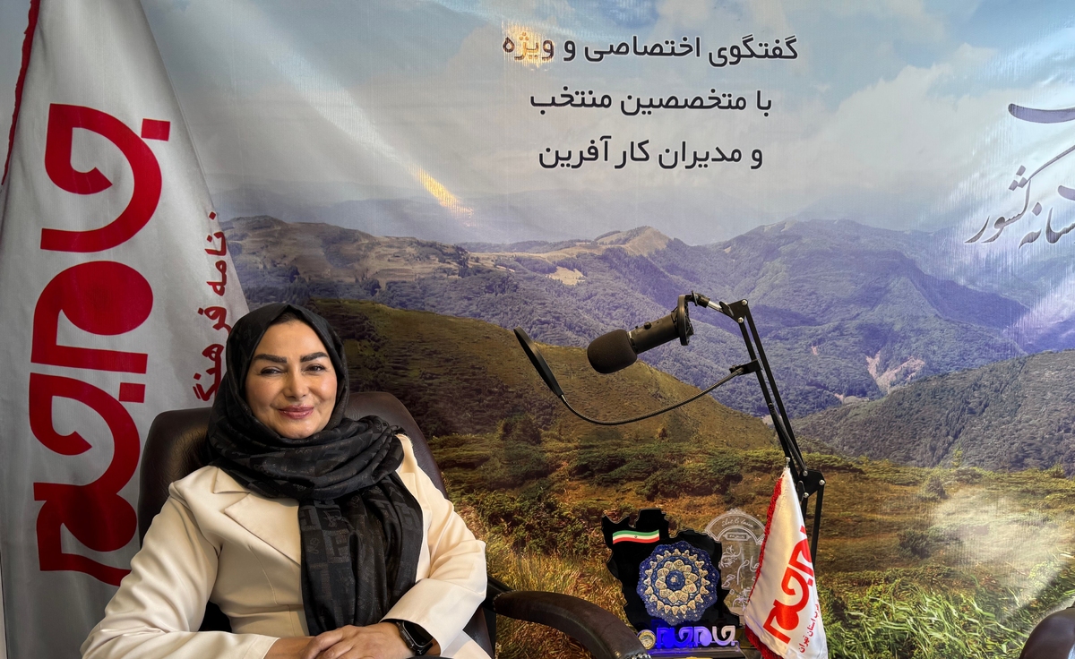 سیمین رضاوند، روانشناس و مشاور با سابقه درخشان از سال ۱۳۸۸، در زمره متخصصان متبحر و باتجربه ای است که به یاری مراجعین خود می‌شتابد. در این مصاحبه، با ایشان هم‌صحبت شده‌ایم تا از دیدگاه‌هایشان در مسیر پرفراز و نشیب یاری ‌رسانی به مراجعین بیشتر بشنویم.