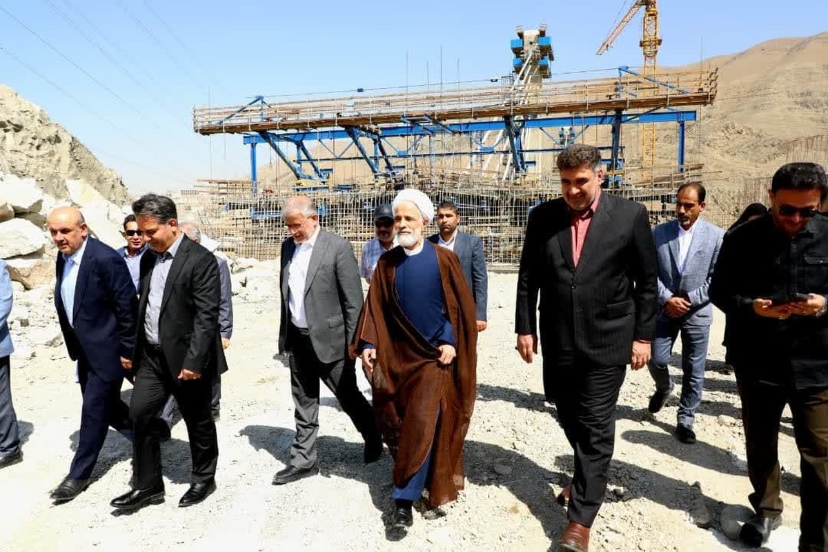 دکتر انصاری معاون حقوقی رئیس جمهور در سفر نیمروزه خود به استان البرز از روند اجرای پروژه کنارگذر شمالی بازدید کرد در این میان استاندار البرز به تشریح اقدامات صورت گرفته در راستای اجرای این پروژه عظیم عمرانی پرداخت.