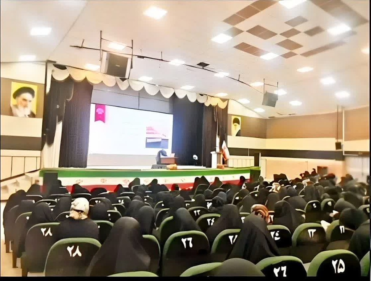 دو گروه جهادی در مسیر خدمت و راه آسمان ناحیه امام هادی علیه السلام استان البرز در راستای پیشگیری از طلاق و تحکیم بنیان خانواده نسبت به آموزش ۱۴۰۰ سفیر خانواده اقدام کردند.