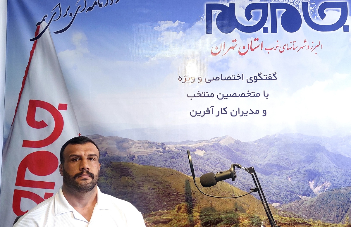 در دنیای امروز، توجه به کیفیت زندگی و امکانات رفاهی به امری ضروری بدل شده است. استخرها، به عنوان نمادی از آرامش، ورزش و تفریح، جایگاه ویژه‌ای در این میان دارند. اما پشت هر استخر زیبا و کاربردی، تخصص، تجربه و دانش فنی عمیقی نهفته است. در این مصاحبه، به سراغ یکی از پیشگامان این صنعت رفته‌ایم؛ ایشان با بیش از ۱۳ سال تجربه در طراحی، ساخت و نگهداری انواع استخرها، از استخرهای عمومی و ورزشی گرفته تا استخرهای صنعتی و کشاورزی، دیدگاه‌های ارزشمندی را در اختیار ما قرار می‌دهند.
