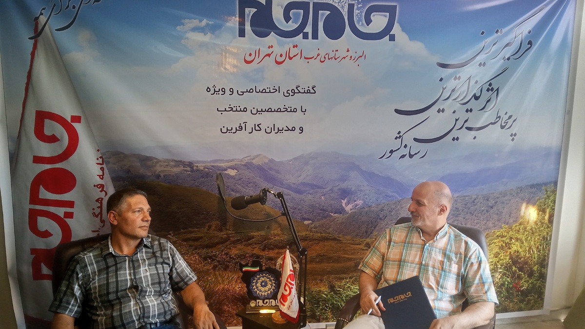 در این مصاحبه اختصاصی، مفتخریم که میزبان فرهاد هریسی، مدیر پرسابقه و خوش‌نام “مجموعه استادان مبل” باشیم. ایشان با رویکردی خاص و تلفیقی از عشق به کار و همچنین تعهد به کیفیت، مسیر خود را از دل تجربیات عملی آغاز کرده‌اند.