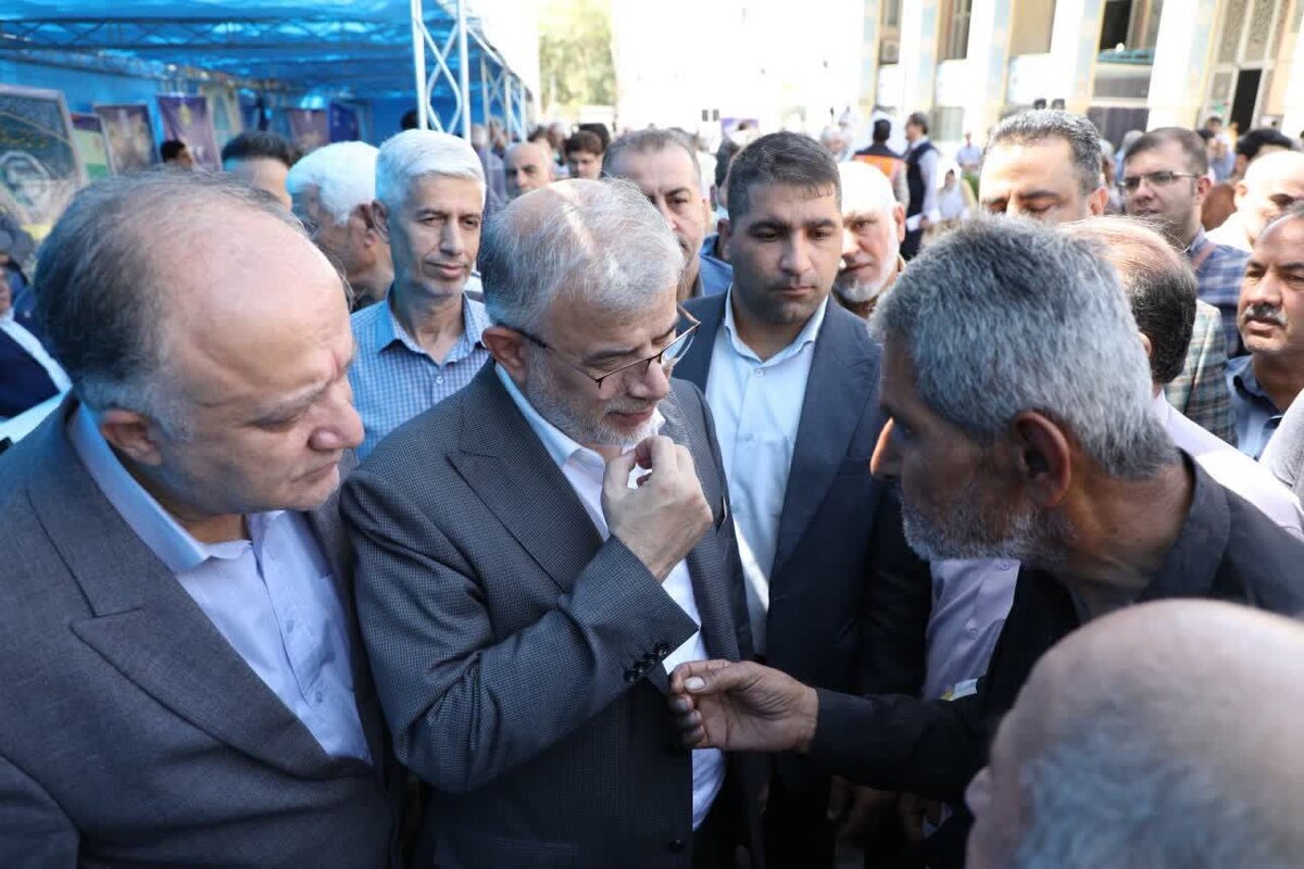 میز خدمت با حضور نماینده عالی دولت در استان همزمان با هفته دولت در مصلی بزرگ کرج برگزار شد که با استقبال گسترده شهروندان و نمازگزاران همراه بود.
