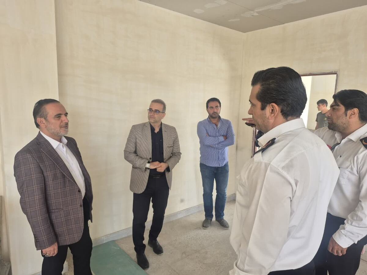 علیرضا رحیمی ضمن اعلام خبر آغاز عملیات اجرایی ساخت دو ایستگاه در محلات کم برخوردار حصارک بالا و محمودآباد، تاکید به کاهش فاصله زمانی خدمات رسانی در حوادث درون شهری شد.