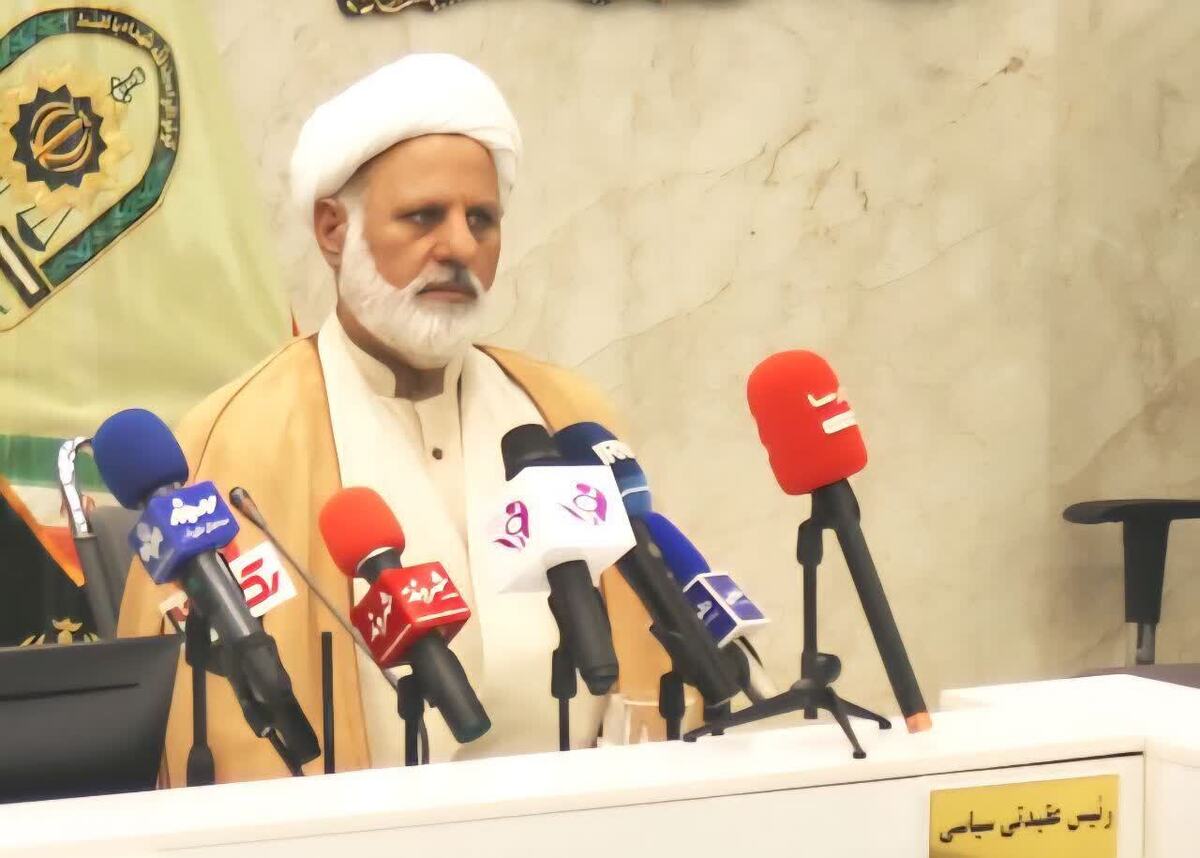 حجت‌الاسلام والمسلمین جوشقانی در نشست خبری با اصحاب رسانه به مناسبت هفته فراجا با تاکید بر نقش کلیدی و تأثیرگذار رسانه‌ها در اطلاع‌رسانی دقیق، ایجاد آرامش ذهنی در جامعه و تبیین دستاورد‌های انقلاب اسلامی گفت: رسانه امروز در دنیا حرف اول را می‌زند و شما اصحاب رسانه می‌توانید با انعکاس صحیح اخبار و فعالیت‌ها، مردم را در مسیر درست فکری و آرامش قرار دهید.
