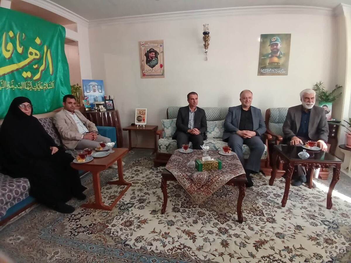 معاون استاندار و فرماندار ویژه کرج، در دیدار با خانواده شهید علی جوادی‌پور با تجلیل از مقام شامخ شهدا، گفت: خانواده‌های شهدا سرمایه‌های معنوی کشور هستند و یاد و راه شهدا چراغ هدایت جامعه خواهد ماند.