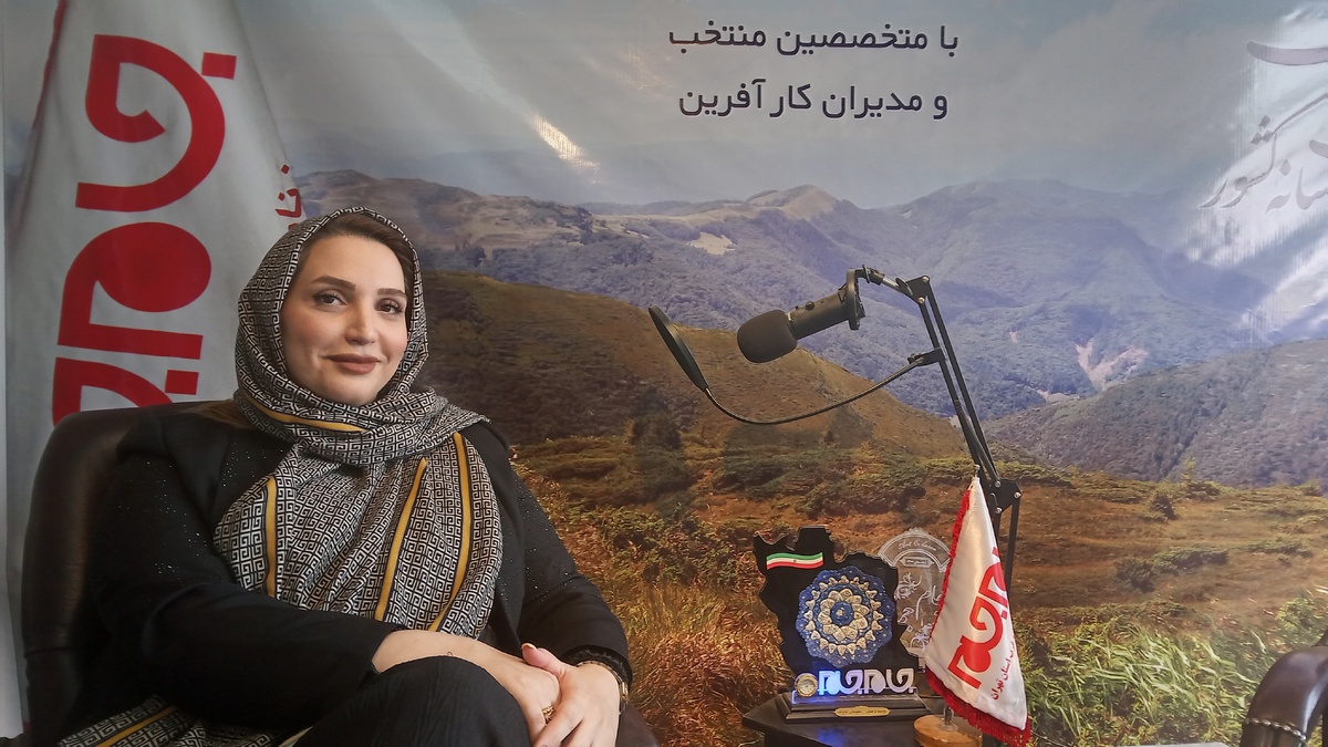 با افتخار، امروز با یکی از بانوان توانمند و فرهیخته عرصه داروسازی کشور، دکتر الهام حسنی، به گفتگو نشستیم؛ نامی آشنا و مؤثر در صنعت دارو و درمان که با دانش و پشتکار خود، مسیر موفقی را در این حرفه طی کرده‌اند و داروخانه تحت مدیریت ایشان به مثابه نگینی درخشان در غرب تهران می‌درخشد.