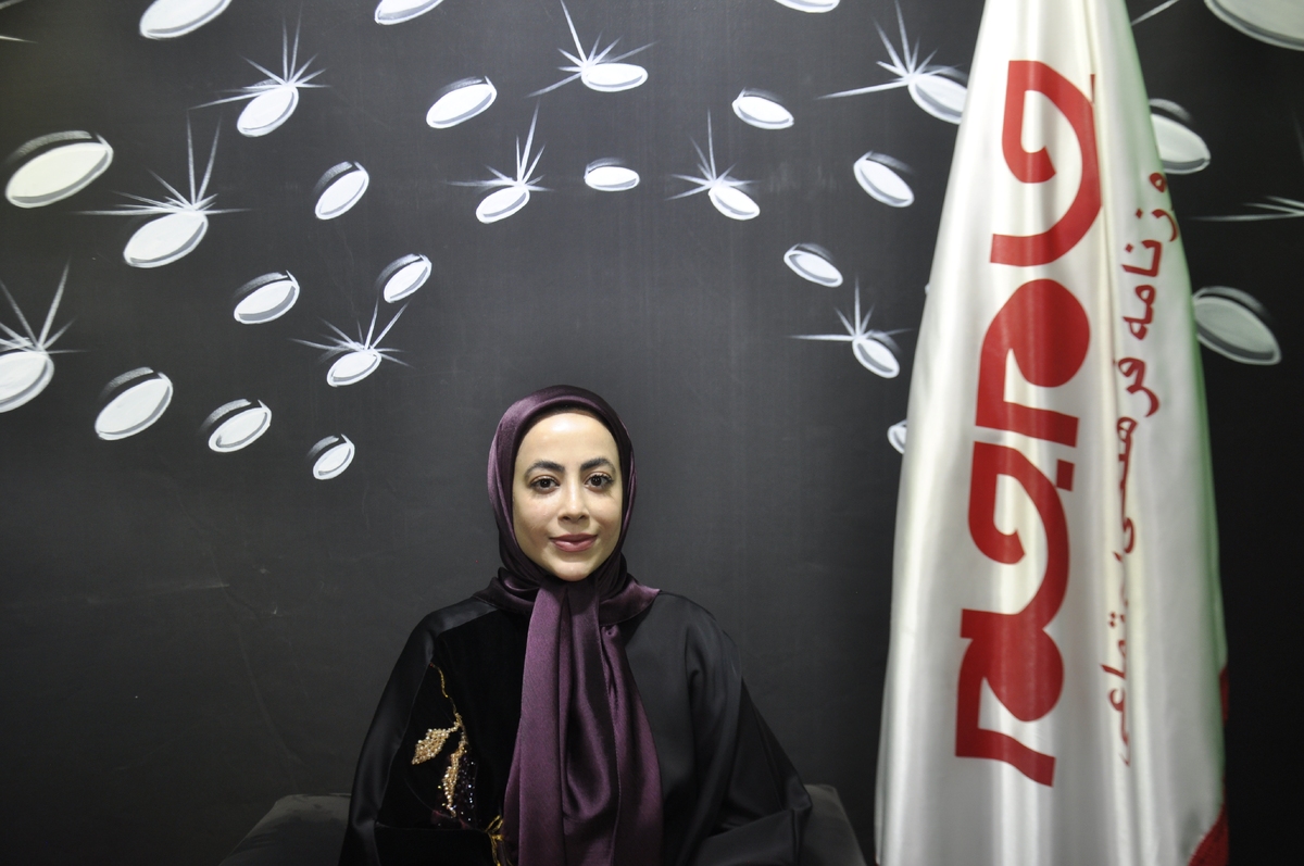 دکتر مونا توده کشت، دندانپزشک عمومی با تلفیق بی‌بدیل علم نوین، تجربه بین‌المللی و حسی عمیق از دلسوزی، علاوه‌بر ترمیم دندان‌ها، به بازسازی امید و آرامش در قلب بیماران نیز می‌پردازند. با ما همراه باشید در گفت‌وگویی صمیمانه و در عین حال تخصصی با ایشان تا از اولویت ها و دیدگاه‌های ارزشمندشان بیشتر آشنا شویم.