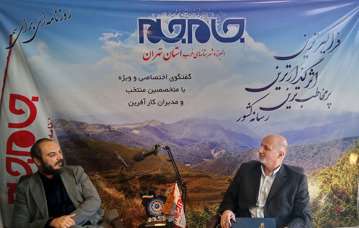 در منظومه پویای نظام سلامت، جایی که پیچیدگی‌های درمانی، نیازهای متنوع بیماران و تحولات فناورانه در هم تنیده‌اند، افرادی هستند که با نگاهی ژرف‌تر و رویکردی تحول‌گرا، مرزهای رایج خدمت‌رسانی را جابه‌جا می‌کنند. در این میان، نقش مدیرانی که با درک عمیق از رنج‌ها و نیازهای بیماران خاص، به طراحی و پیاده‌سازی مدل‌های نوآورانه در ارائه خدمات دارویی می‌پردازند، بیش از پیش برجسته و حیاتی است.
شایان صدری، یکی از این چهره‌های شاخص و اثرگذار است که با نگاهی انسان‌ دوستانه، توانسته است الگویی متفاوت از یک داروخانه را در ارائه داروهای حیاتی ام.اس و سرطان ایجاد نماید. این مصاحبه، فرصتی مغتنم برای واکاوی ابعاد مختلف این ابتکار، شناخت انگیزه‌ها و چالش‌های مسیر و بررسی چشم‌اندازهای آتی آن است.