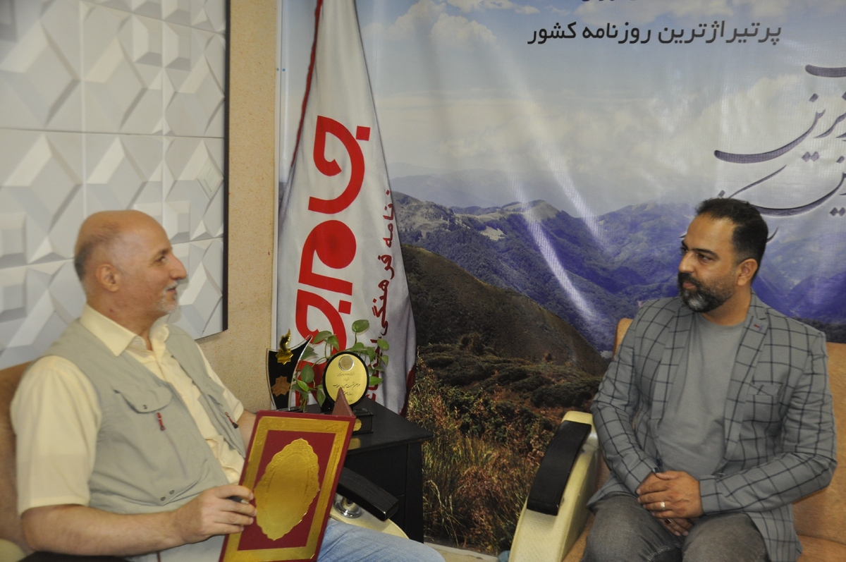 در این مجال، به گفتگو با مهندس یاسر کریمی بنادکوکی، مدیر صاحب‌نام مجموعه کابینت و دکوراسیون کریمی، نشسته‌ایم؛ شخصیتی که افتخار نسبت با شهید ملک‌زاده، از بزرگان  و معتمدین شهر کرج را در کارنامه خانوادگی خود دارد و در تلاش است تا با تعهد به اصول اخلاقی و انضباط حرفه‌ای، میراث ارزشمند خویش را درعرصه صنعت تولید و اجرا حفظ نماید.