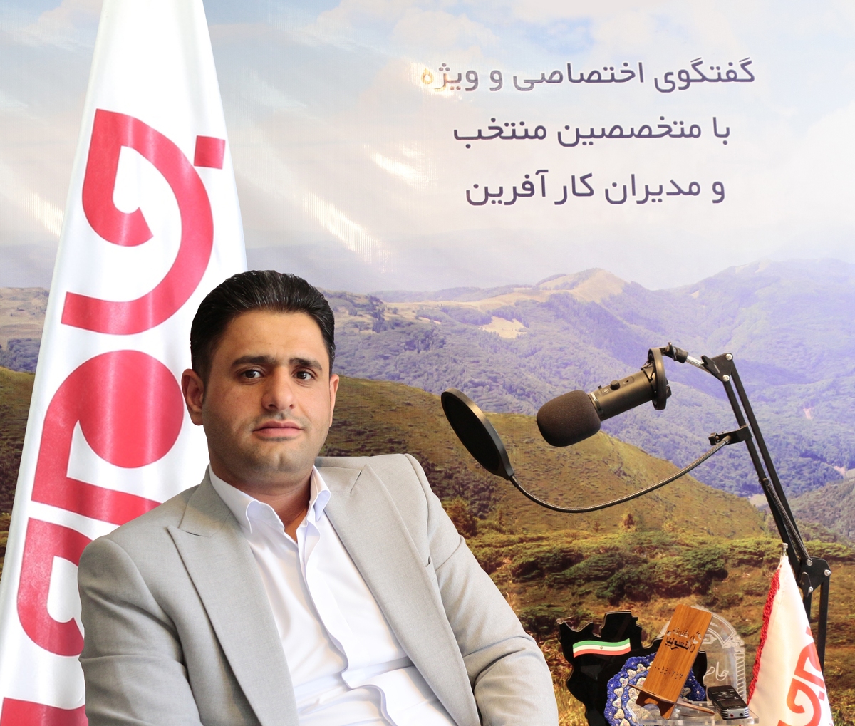 در گستره وسیع صنعت پلاستیک، کمتر مجموعه‌ای است که با تکیه بر اصالت ریشه‌های بومی و همت بلند بنیان‌گذاران خود، به جایگاهی ممتاز دست یابد. شرکت “پیشرو پلاستیک خویدک” نمادی از این دستاورد است؛ مجموعه‌ای که با رهبری خردمندانه خانواده دشتی خویدکی، نه تنها نیازهای داخلی را مرتفع ساخته، بلکه استانداردهای جدیدی در این حوزه تعریف کرده است. در ادامه، گفت‌وگوی پربار جام جم البرز با حسن دشتی خویدکی، مدیرعامل این شرکت را از نظر می‌گذرانید.
