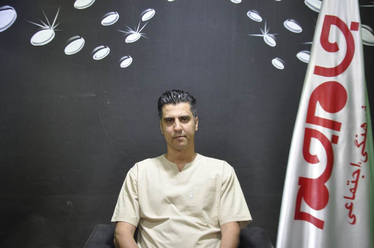 مهدی الیاسی، مدیر مجموعه «امداد برق گوهردشت»، از جمله چهره‌هایی‌ست که با نگاهی خلاقانه مبتنی بر سرعت، اعتماد و نوآوری، توانسته مسیر تازه‌ای در ارائه خدمات برق‌رسانی سیار ترسیم نماید. در این گفت‌و‌گو، با ایشان همراه می‌شویم تا از ریشه‌های شکل‌گیری این مسیر، تجربیات ارزشمند و نحوه فعالیتشان بیشتر بدانیم.