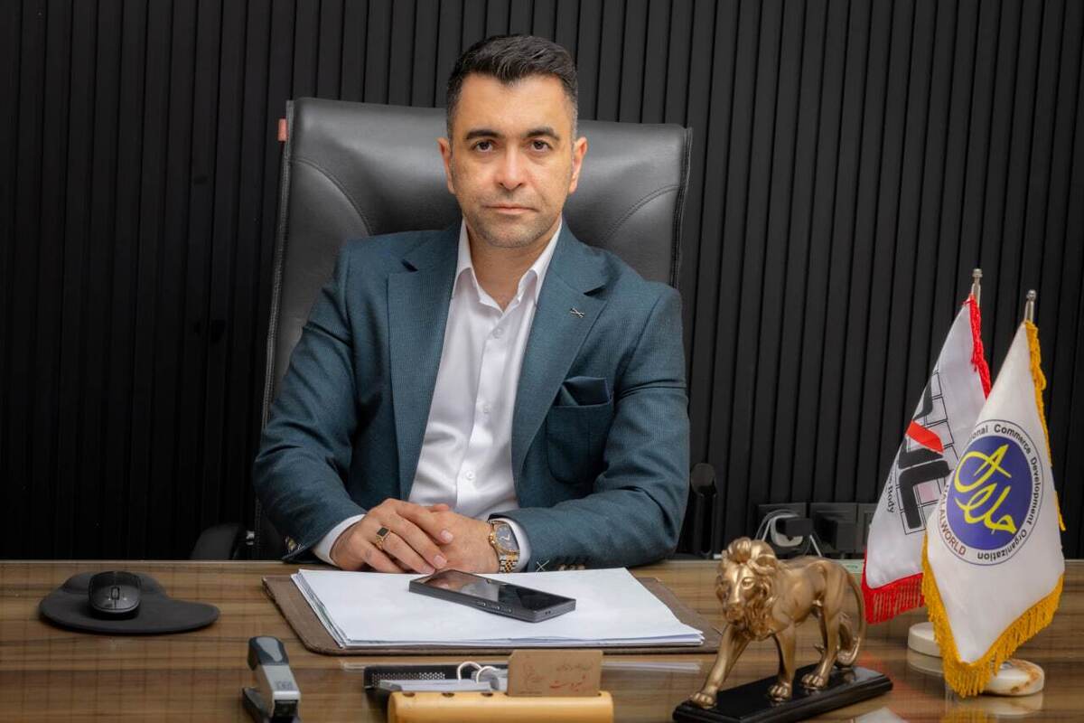 در عصری که سرعت تحولات صنعتی و اقتصادی، گاه اصالت‌ها را به حاشیه می‌برد، افرادی که بتوانند میان سنت و نوآوری پلی استوار بنا کنند، شایسته توجه و تحسین‌اند. این مصاحبه، روایت تلاش‌های مجموعه‌ای است که با تکیه بر میراث گران‌سنگ شیرینی‌پزی سنتی قزوین، و با بهره‌گیری از دانش روز، نه‌تنها کیفیت را به عنوان اصلی خدشه‌ناپذیر حفظ کرده، بلکه در مسیر توسعه، توانمندسازی و صادرات نیز گام‌های مؤثری برداشته است. در گفت‌و‌گو با مهدی شیردست، مدیر خلاق و خوش فکر مجموعه «شیرینی سنتی شیردست»، با کارآفرینی آشنا می‌شویم که باور به حفظ ارزش‌ها و فرهنگ ایرانی را در تار و پود فعالیت‌های خود تنیده است.