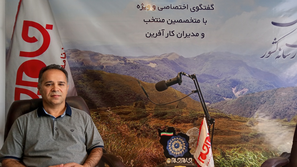 شهریار بخشی، مدیر کترینگ «شمرون» دارای سابقه‌ای درخشان و تجربه‌ای ده ساله در عرصه تغذیه سالم و ارائه خدمات کترینگ، است. ایشان فعالیت حرفه‌ای خود را بر اساس شعار «تغذیه سالم، زندگی سالم» بنا نهاد، رویکردی که مسیر حرفه‌ای ایشان را شکل داده است. در این گفت‌وگو، فرصتی دست می‌دهد تا به بررسی دیدگاه‌های این مدیر با تجربه و خوش فکر درباره اهمیت تغذیه و نقش کترینگ در بهبود کیفیت زندگی بپردازیم.