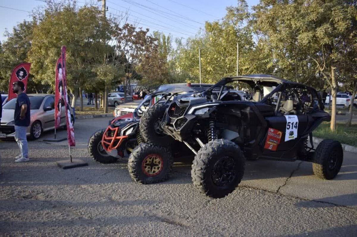 همایش بزرگ خودرویی و موتوری توسط هیاتهای موتورسواری و اتومبیلرانی استان البرز در ورزشگاه انقلاب کرج برگزار شد.