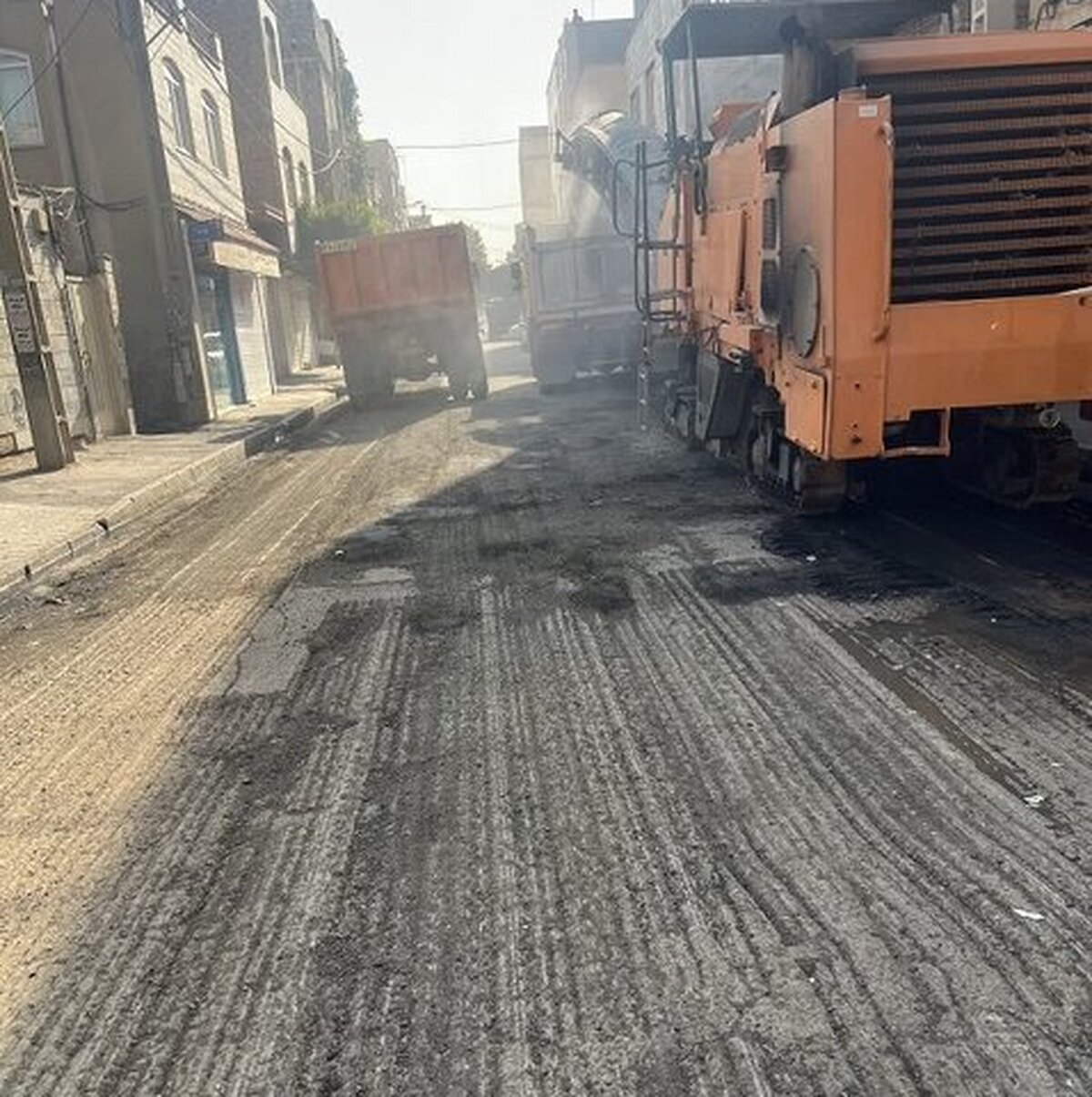 مدیر منطقه ۴ شهرداری کرج از اجرای عملیات گسترده آسفالت‌ریزی، لکه‌گیری و ترمیم آسفالت معابر اصلی و فرعی این منطقه در قالب یک طرح جهادی خبر داد و گفت: این اقدام با هدف ایمن‌سازی معابر، تسهیل تردد و افزایش رضایتمندی شهروندان در حال انجام است.