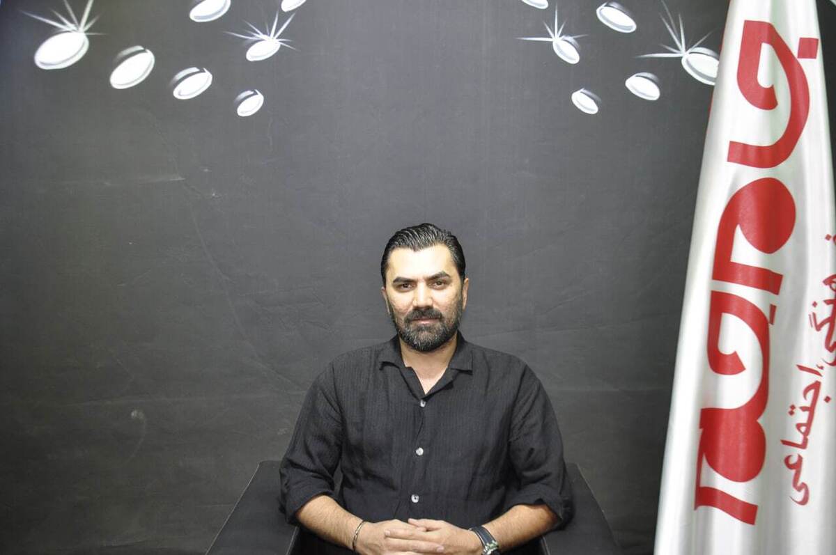 حوزه فعالیت در هایپر مارکت‌های مجتمع‌های خدمات رفاهی بین راهی
در فضای اقتصادی امروز که پویایی و خلاقیت به بخشی جدایی‌ناپذیر از زیست‌بوم کسب‌وکار‌ها بدل شده است؛ کارآفرینی علاوه بر راه‌اندازی یک حرفه و ایجاد اشتغال، به‌مثابه کنشی راهبردی و مسئولانه، نقشی تعیین‌کننده در شکل‌دهی به ارتقای استاندارد‌های خدمات و بازتعریف اعتماد عمومی ایفا می‌کند. در ادامه با بنیان‌گذار و مدیر خلاق مجموعه‌ای آشنا می‌شویم که با تکیه بر اصول صداقت، کیفیت و احترام به مشتری، توانسته از یک فروشگاه کوچک، شبکه‌ای منسجم و فعال را با هفت شعبه، بنا نهد. 
میلاد ایزدی، مدیر تلاشگر و توانمند هایپر مارکت «الماس البرز»، در این مصاحبه از روند شکل‌گیری و توسعه مجموعه، راهبرد‌های مدیریتی، برنامه‌های آتی و نگاه انسانی خود می‌گوید. رویکردی که در آن کارآفرینی نه صرفاً یک فعالیت اقتصادی، بلکه مسئولیتی اجتماعی و فرهنگی، تلقی می‌شود. در ذیل متن این گفت‌و‌گو از منظر مخاطبین ارجمند می‌گذرد؛