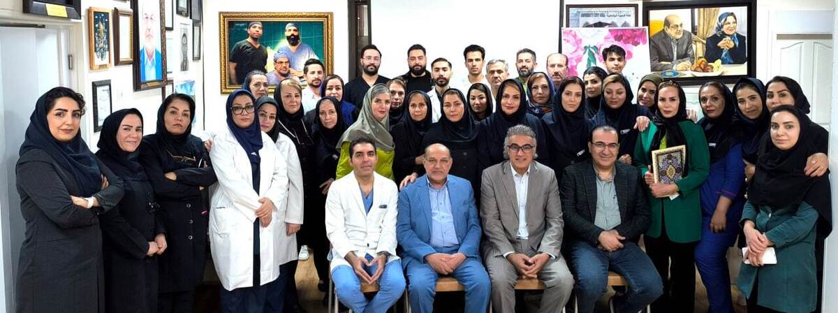 روز پرستار، فرصتی است برای قدردانی از فداکاری‌ها، مهارت‌ها و محبت بی‌پایان پرستاران عزیز، که با دلسوزی و تخصص خود، در کنار بیماران هستند و زندگی‌ها را نجات می‌دهند. در این روز، هرساله بیمارستان فوق تخصصی مریم با افتخار از تمام پرستاران سخت‌کوش و مهربان خود قدردانی می‌نماید و از تلاش‌های بی‌وقفه‌شان در جهت بهبود سلامت و آرامش بیماران سپاسگزار است. امسال نیز به عنوان خبرنگار روزنامه جام جم البرز افتخار این را داشتم تا با حضور در مراسم روز پرستار انعکاس دهنده تنها بخش کوچکی از زیبایی‌های خانواده بزرگ مریم باشم. وقتی به بیمارستان فوق تخصصی مریم قدم می‌گذاری؛ حس و حال دیگری بجز بیمارستان به شما دست می‌دهد، انگار به محیط با آرامش و مهربانی یک خانواده صمیمی قدم می‌گذاری که همه با صمیمیت و مهربانی سعی در کمک به یکدیگر دارند.