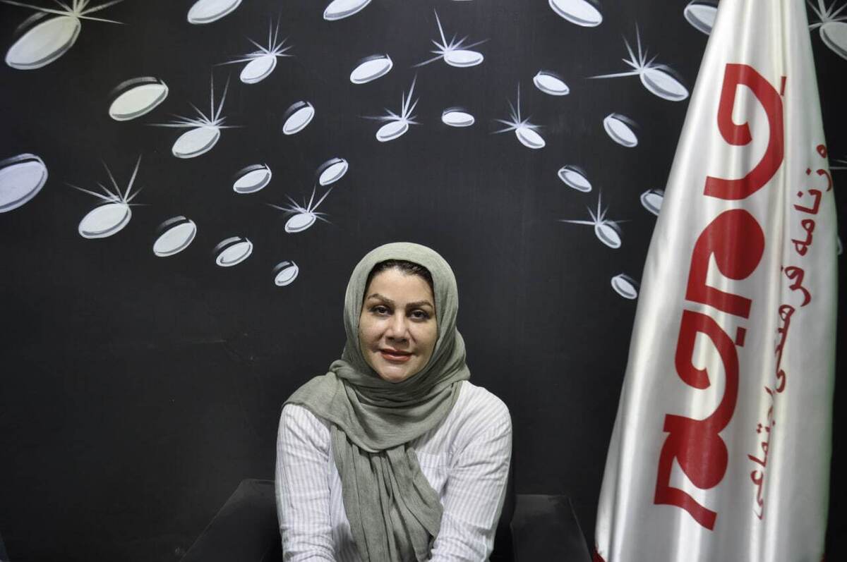 روزنامهٔ جام جم البرز، گفتگویی را با زهره حاج حسینی، کارشناس اپتومتری و دارندهٔ مدرک MBA ومدیرمجموعهٔ عینک شفّاف، انجام داده است که ماحصل آن را در ذیل، می‌خوانید: