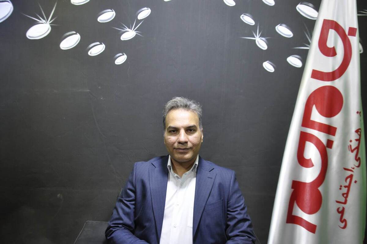 در دورانی که صنعت به عنوان یکی از پایه‌های توسعه‌ی پایدار شناخته می‌شود، مجموعه‌هایی هستند که فراتر از تولید صرف، با نگاهی راهبردی و مسئولانه در مسیر پیشرفت ملی گام برمی‌دارند. مجموعه‌ای که در این گفت‌و‌گو با آن آشنا می‌شویم، از دل تجربه‌های نفتی و فنی برخاسته و با نگاهی ژرف به کیفیت، مسئولیت‌پذیری و توسعه‌ی انسانی، توانسته جایگاه خود را در کنار بزرگ‌ترین پالایشگاه‌های کشور تثبیت کند. شرکت مهندسی و ساخت تجهیزات «رامان»، تولیدکننده‌ی انواع گسکت، واشر‌های صنعتی و قطعات آب‌بندی مورد استفاده در صنایع نفت، گاز، پالایش و پتروشیمی است. در مصاحبه با مهندس نیما قاجار دادجو، مدیرعامل هوشمند و کاردان این شرکت، همراه می‌شویم تا مسیر شکل‌گیری، ویژگی‌های برتر و چشم‌انداز صادراتی آن را کاوش نماییم.