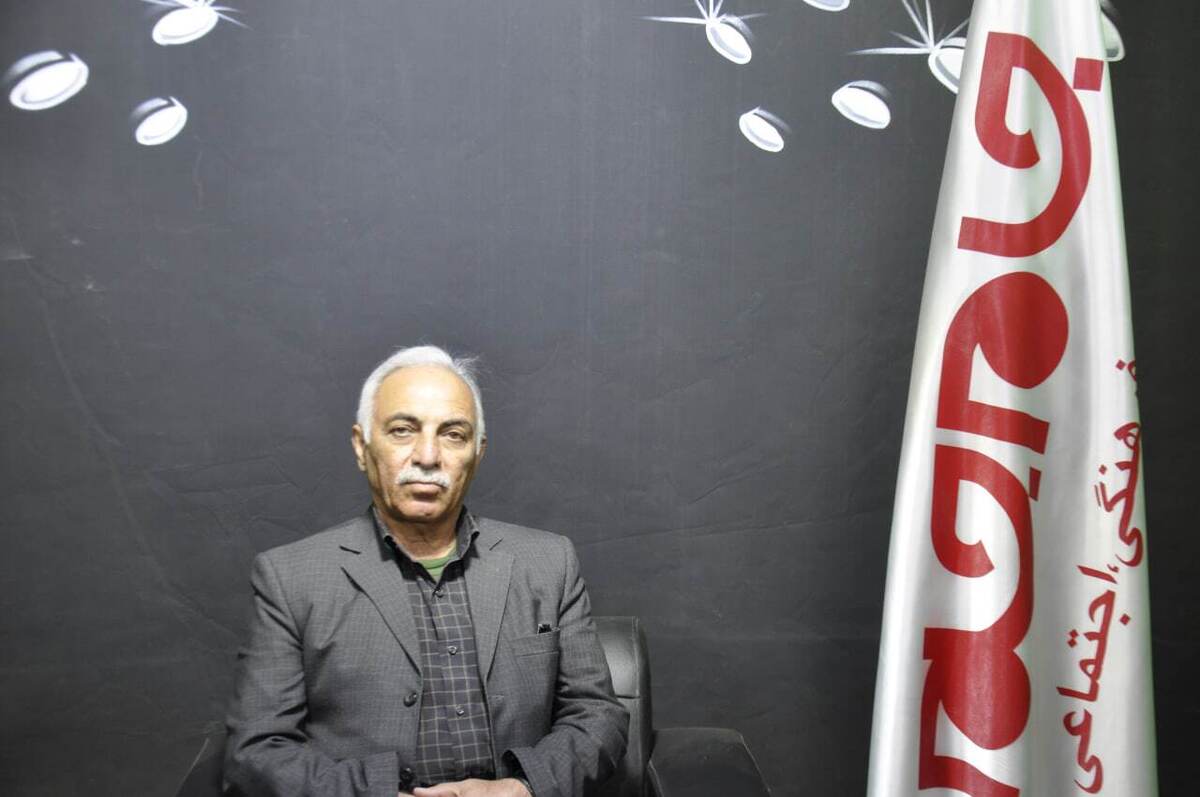 منصور فتحی‌پور، ساعت‌ساز باتجربه‌ای است که از کودکی در کنار پدرش این مهارت را آموخته و اکنون با بیش از چهار دهه فعالیت، مدیریت فروشگاه ساعت‌سازی و فروش ساعت «فتحی‌پور» را بر عهده دارد. در گفت‌وگویی صمیمی و حرفه‌ای با این پیشکسوت اخلاق‌مدار، به مسیرحرفه‌ای و سبک کار و رفتار او با مشتریان بیشتر آشنا می‌شویم.