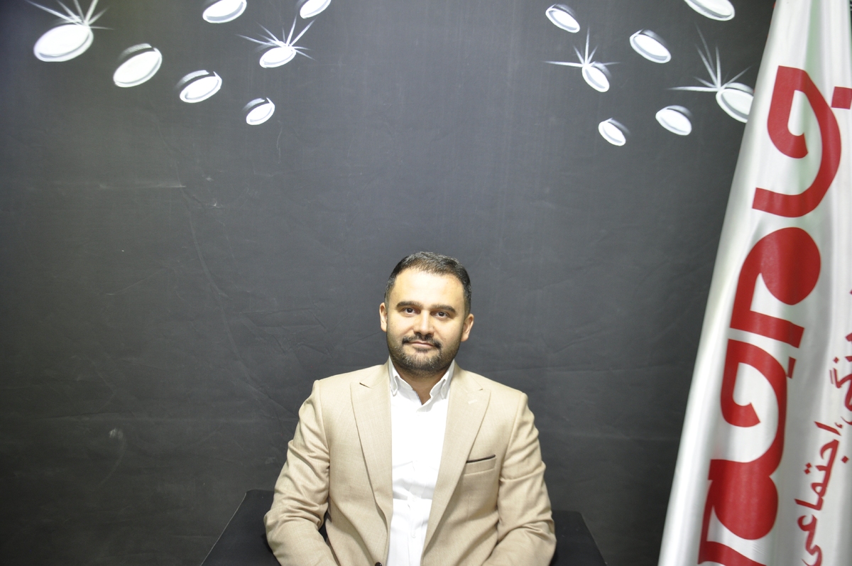 با افتخار، فرصتی دست داد تا در گفت‌وگویی اختصاصی و صمیمی، پای صحبت‌های مهندس طاهر باقری، مدیر خوش‌نام برند طلا و جواهر باقری بنشینیم. از شما دعوت می کنیم تا در ادامه، گفت‌وگوی ویژه ما با ایشان را بخوانید؛ گفت‌وگویی پر از درخشش، تجربه و الهام.