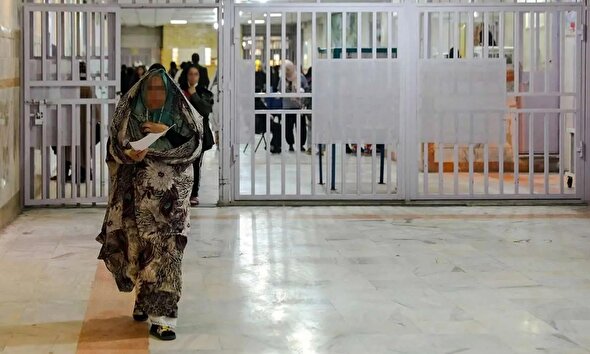 زنان زندانی ندامتگاه فردیس در صف انتظار برای آزادی