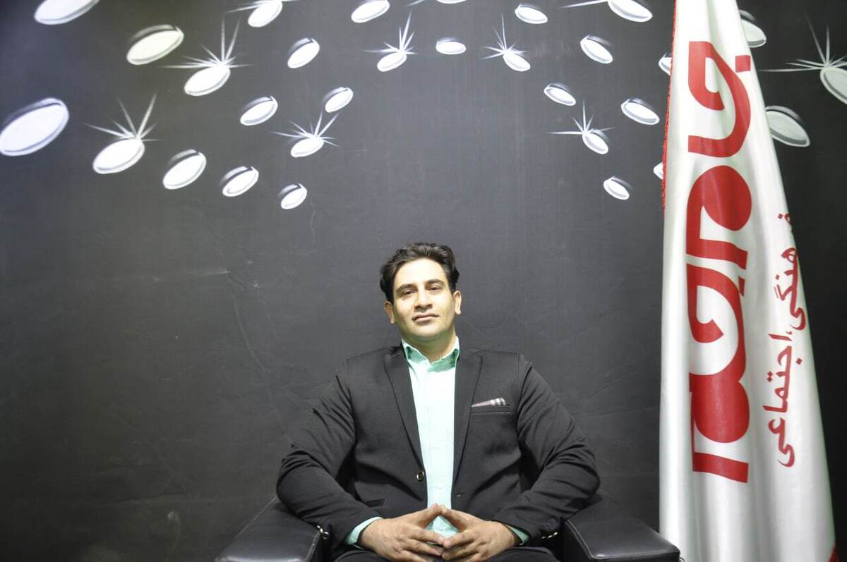 روزنامه جام جم البرز، گفتگویی را با سید میلاد عزیزی، مدیر مجموعه تاپ کیف، انجام داده است که ماحصل آن را در ذیل، می‌خوانید: