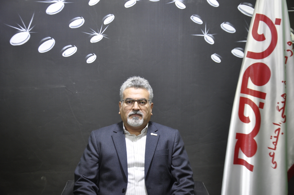 مجموعه دانش‌محور آگرین، با تمرکز بر بومی‌سازی فناوری و ارتقاء کیفیت محصولات، گام‌ بلندی در مسیر خودکفایی صنعتی کشور برداشته است. این راه هرچند دشوار، اما به گفته مهندس سعید خاموشیان، مدیر خلاق و پرتلاش شرکت، مسیری سرشار از افتخار و امید است؛ نقطه‌ای که در آن دانش، جایگزین وابستگی می‌شود.  
آگرین، امروز به‌عنوان یکی از برندهای پیشرو، نام خود را با خلاقیت و نوآوری در صنعت تجهیزات آشپزخانه‌های صنعتی پیوند زده و توانسته جایگاهی شایسته برای رقابت در سطح بین‌المللی به دست آورد. گفت‌وگو با این مدیر متعهد، تصویری روشن از دستاوردهای چشمگیر این شرکت دانش‌محور ارائه می‌دهد.