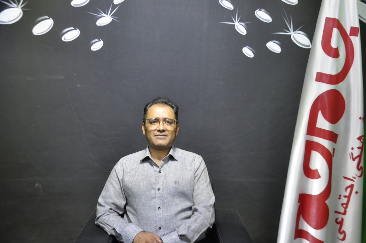 گالری طلا و جواهر «طوبی»، از جمله واحدهای خوش‌نام عرصه طلا و جواهر است که با مدیریت فرهاد مهراندیش، سال‌هاست در زمینه فروش مصنوعات طلای باکیفیت، متنوع و اصیل فعالیت می کند. در صنفی که دقت، انصاف و زیبایی‌شناسی نقشی تعیین‌کننده دارد، مطمئنا تکیه بر اصول اخلاقی و شناخت ژرف از بازار، نقش مهمی در موفقیت ایشان ایفا نموده است. 
در ادامه، با این مدیر مجرب و توانمند همراه می‌شویم تا در گفت‌وگویی جذاب و صمیمی، از تجربه‌های حرفه‌ای، توصیه‌های سرمایه‌گذاری و دغدغه‌های صنفی وی بیشتر بدانیم؛ رویکردی که بر ایجاد اعتماد و صداقت، به‌عنوان زرین‌ترین سرمایه‌ی این مسیر، استوار است.