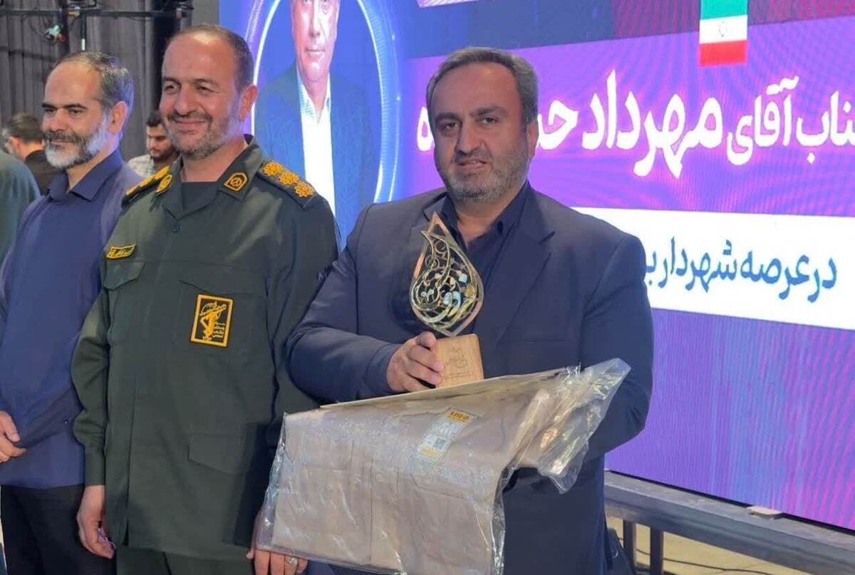 در جشنواره بزرگ «فردوس»، رضا البرزی مدیرکل کمیته امداد امام خمینی (ره) استان البرز، بهعنوان مدیر جهادی دستگاه برتر استان توسط سردار پاسدار حزنی معاون هماهنگکننده قرارگاه جهاد سازندگی سپاه پاسداران انقلاب اسلامی با اهدای تقدیر نامه و تندیس نشان فردوس مورد تجلیل قرار گرفت.