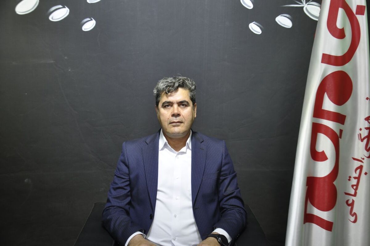 پیشرفت صنعتی، بیش از هر چیز، نیازمند مدیرانی است که اندیشه و عمل را در کنار هم معنا بخشند. مهندس داوود لطفی، از جمله مدیرانی است که مسیر رشد را با تجربه، تخصص و بینش عمیق نسبت به صنعت درآمیخته است. دو مجموعه تحت مدیریت او، «سپنتا صنعت پژوهان البرز» و «سپنتا صنعت پژوهان درنیکا»، حاصل سالها تلاش مستمر و نیز نگاه مسئولانه و دلسوزانه ایشان به توسعه و اعتلای تولید ملی میباشد. 
در حال حاضر این مجموعه، با تکیه بر بیش از ۲۵ سال تجربه تخصصی، نه تنها در قامت یک کسبوکار مستقل، بلکه به عنوان یک بازوی فنی در عرصه ملی ظاهر شده است. در این گفتوگو، به دیدگاه ارزشمند این مدیر متعهد و تلاشگر، درباره جایگاه و نقش صنعت در اقتصاد ایران و چالشهای پیشروی تولیدکنندگان خواهیم پرداخت.