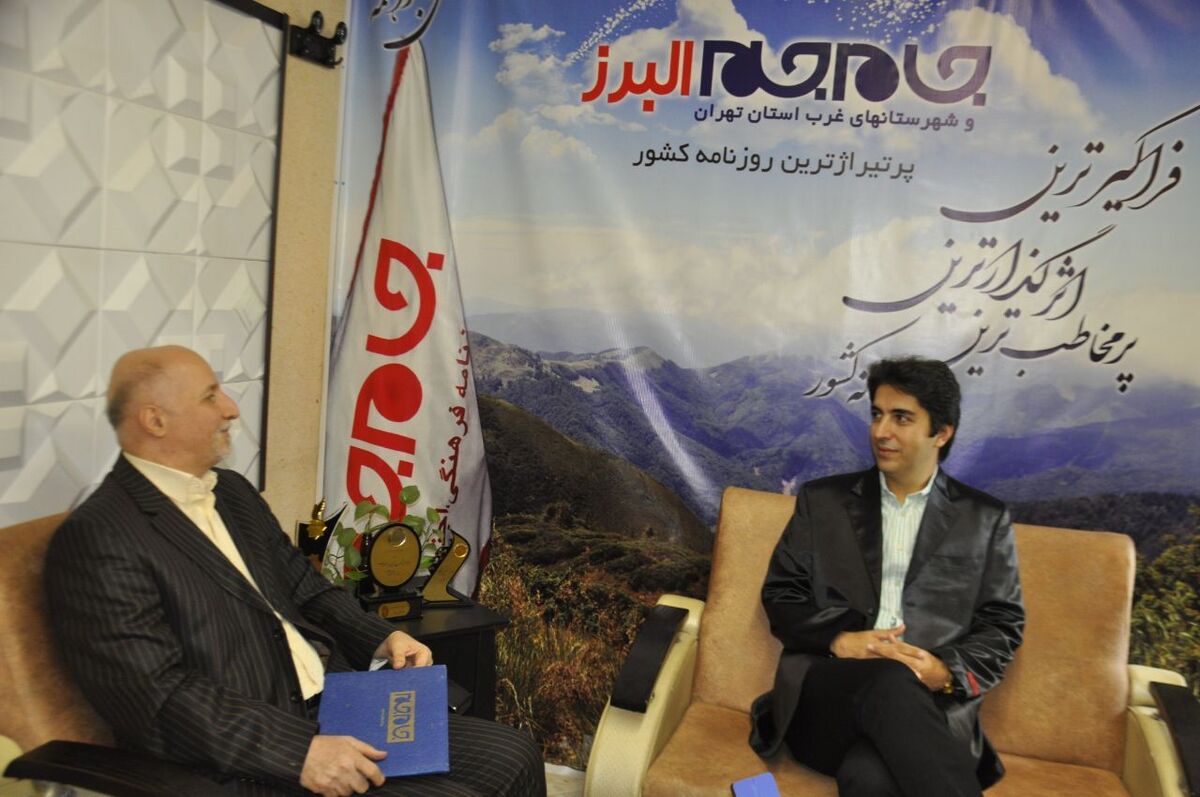 سعید رحمانی، مدیر گالری طلای «سعید»، چهرهای خوشنام و مجرب در صنعت طلا و جواهر است که با بیش از هجده سال فعالیت حرفهای، موفق شده اعتماد نسلهای مختلف مشتریان را بهدست آورد و حفظ کند. در این گفتوگو، همراه ایشان میشویم تا از مسیر ورودشان به عرصه صنعت طلا؛ شاخصههای کیفیت، قیمت و ویژگی طراحیهای اختصاصی این گالری بیشتر آگاه شویم.