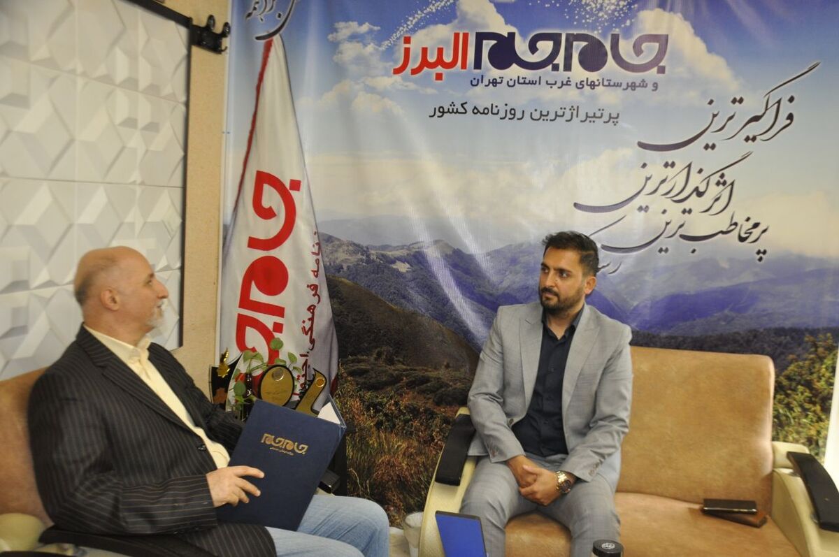 در میان مجموعههای فعال صنعت نساجی، «ریس تا بافت» با ساختاری منسجم و رویکردی مبتنی بر دقت، سرعت، کیفیت و ایفای تعهد جایگاهی ممتاز یافته است. این شرکت با طراحی چرخهای کامل از واردات مواد اولیه پنبه خام تا تولید پارچه لباسکار صنعتی و دوخت نهایی، توانسته است الگویی موفق از مدیریت یکپارچه و تولید هدفمند ارائه دهد.
پیمان نوروزی، مدیرعامل اخلاق مدار و توانمند این شرکت، با نگاهی سیستمی و انسانی، نهتنها به توسعهی زیرساختهای تولیدی و بازرگانی پرداخته، بلکه در حوزهی منابع انسانی نیز رویکردی نوآورانه و مسئولانه اتخاذ کرده است. در این مصاحبه، ضمن بررسی ساختار فعالیتهای «ریس تا بافت»، به دغدغههای مدیریتی، تجربیات ارزشمند و توصیههای ایشان برای نسل جوان نیز پرداختهایم؛ تا تصویری روشن از یک مسیر موفق در صنعت نساجی کشور ترسیم شود.