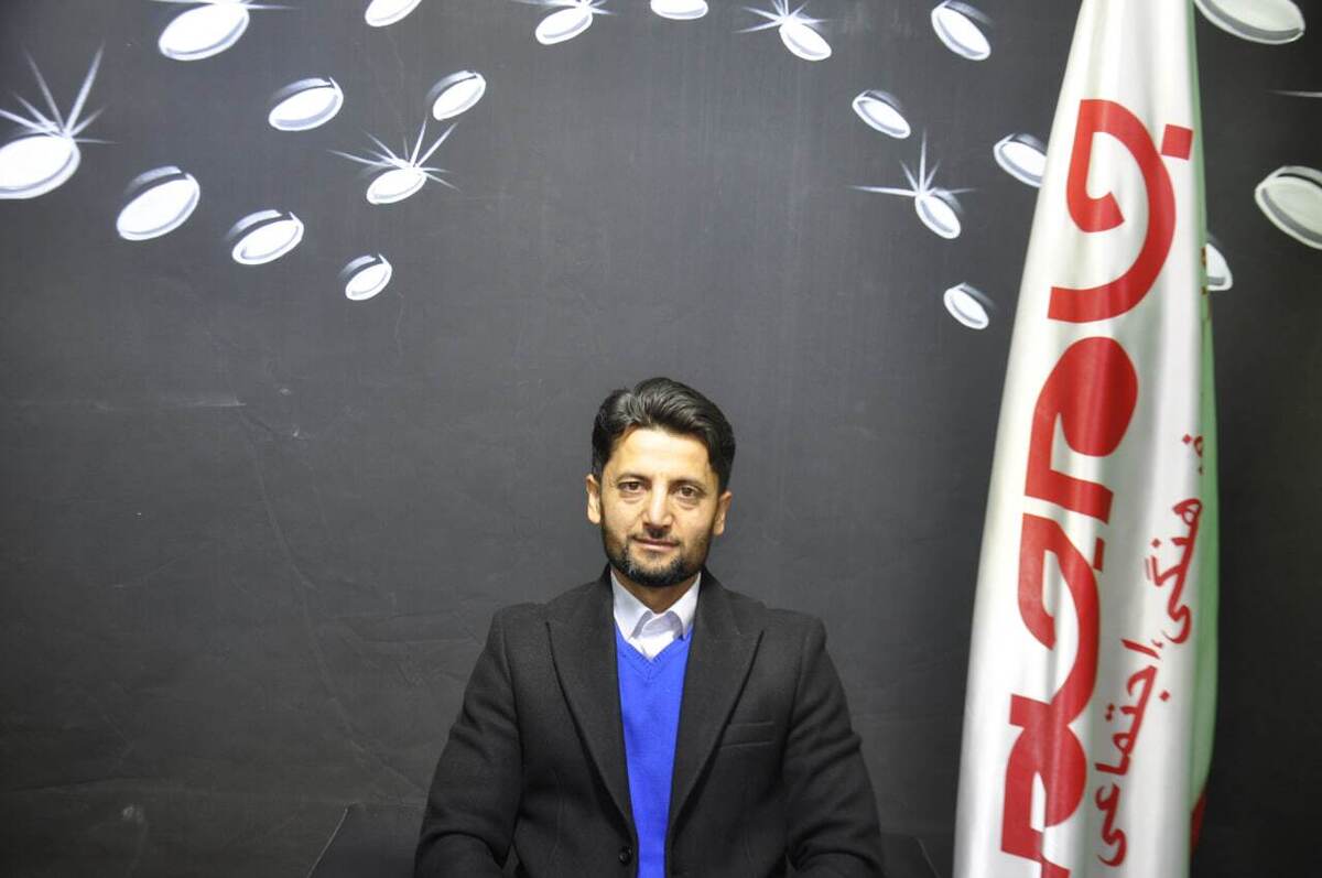 مهندس محمد نورمحمدی، مدیرعامل توانمند و مجرب شرکت آسانبَر آبادیس صنعت ایرانیان، علاوه بر تحصیلات دانشگاهی در رشته مهندسی مکانیک، به صورت عملی نیز تمامی مراحل فنی نصب آسانسور را از آغاز تا پایان فرآیند تجربه کرده‌اند. این پیشینه منحصر‌به‌فرد، بنیانی مستحکم برای ارائه خدماتی فراهم آورده که تمرکز اصلی آن بر تضمین ایمنی و اخذ تأییدیه‌های استاندارد است. 
در این گفت‌و‌گو، به بررسی سیر تکامل این مجموعه از تمرکز بر نصب و خدمات نگهداری آسانسور تا ورود به عرصه فروش قطعات، خواهیم پرداخت.