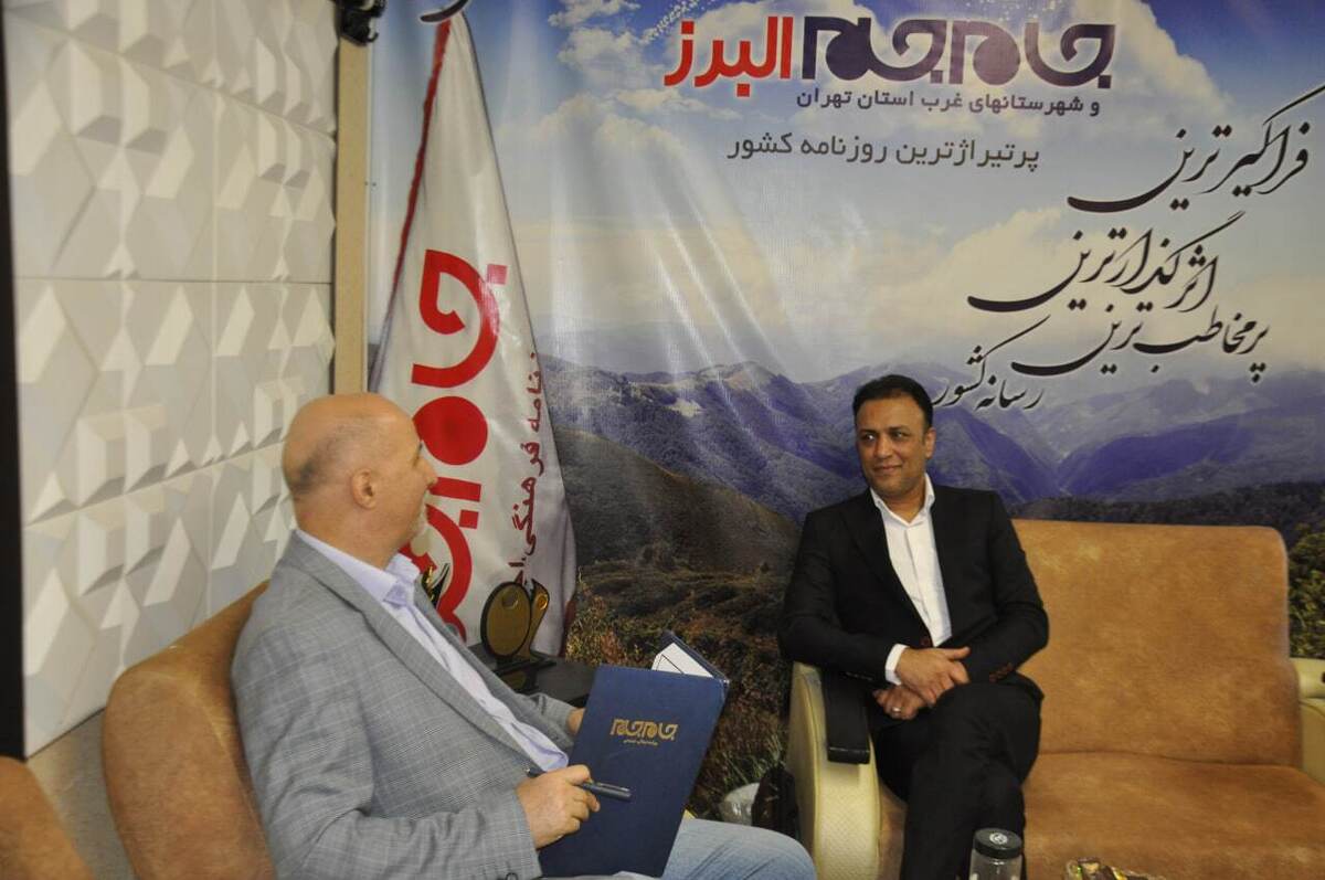 مهندس مهدی غلامی، مدیرعامل شرکت سرماساز صنعت قصر یخ، سازنده دستگاه‌های یخ خشک و مخازن کرایوژنیک، نمونه‌ای موفق از تلفیق نقش تولیدکننده و کارآفرین در عرصه صنایع پیشرو در ایران است. او با پشتکار و جسارت توانسته دستگاه‌هایی طراحی و تولید کند که در سطح جهانی رقابت می‌کنند و در برخی بخش‌ها حتی فراتر از نمونه‌های خارجی عمل می‌نمایند. مسیر او از یک نیاز صنعتی آغاز شد؛ با تحقیق و آزمون و خطا ادامه یافت؛ و سرانجام به خلق دستگاهی منحصر‌به‌فرد انجامید. این دستاورد‌ها نشان می‌دهد تولید ملی می‌تواند با اتکا به دانش و نوآوری، جایگزین واردات شود و الگویی ارزشمند برای نسل جوان باشد تا با اعتماد به توان داخلی، آینده‌ای متفاوت بسازند. 
آنچه در ادامه می‌خوانید، گفت‌وگویی است با این مدیر خلاق و الهام‌بخش؛ روایتی از چالش‌ها، دستاورد‌ها و چشم‌انداز‌هایی که ثابت می‌کنند استعداد‌های ایرانی توان آن را دارند که هم‌سطح و حتی پیشگام در عرصه جهانی قرار گیرند.