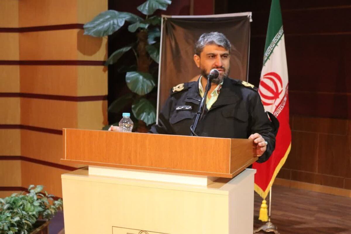 معاون تبلیغات و روابط‌عمومی سازمان عقیدتی‌سیاسی فراجا در همایش تخصصی نهج‌البلاغه استان البرز با تأکید بر اینکه «بصیرت‌افزایی از طریق قرآن و نهج‌البلاغه» برای دومین سال پیاپی اولویت اصلی نیروی انتظامی است، گفت: این مسیر یک شعار نیست؛ حرکت عمیق و گسترده‌ای در همه رده‌های انتظامی کشور آغاز شده و کار واقعی ما پس از پایان این همایش‌ها شروع می‌شود.